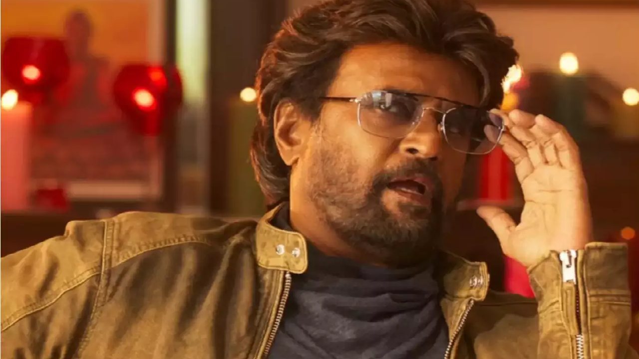 రజినీకాంత్ : ఫ్యాన్ ఇంటికి వెళ్లిన రజినీకాంత్.. నిద్రకు భంగం కలిగించాడని..