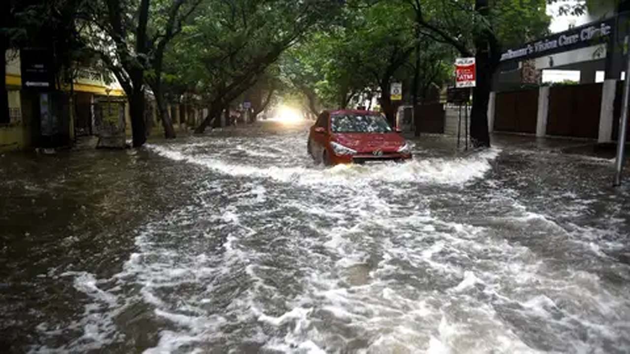 భారీ వర్షాలు: తేని జిల్లాలో వరదలు