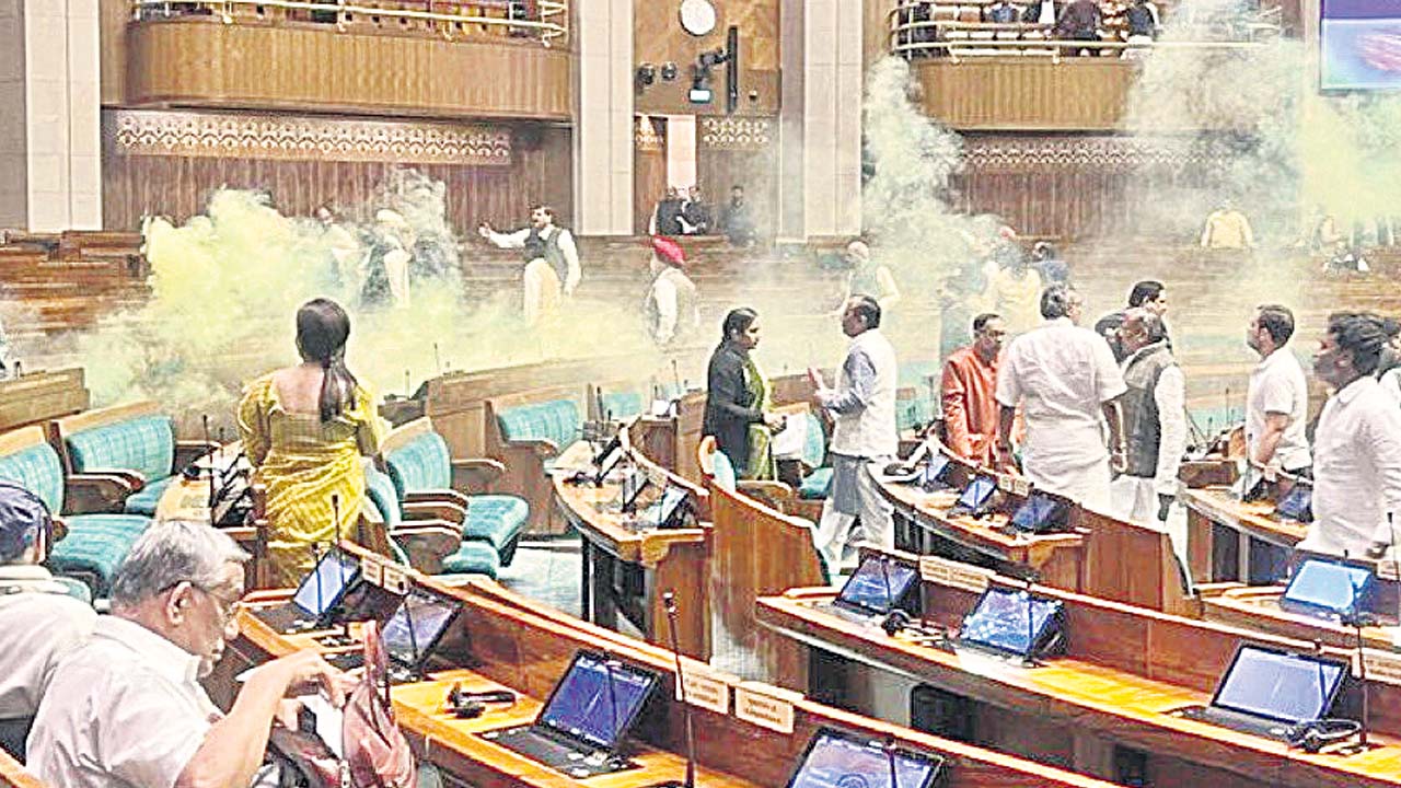 సభలో సంచలనం!  |  సభలో సంచలనం!