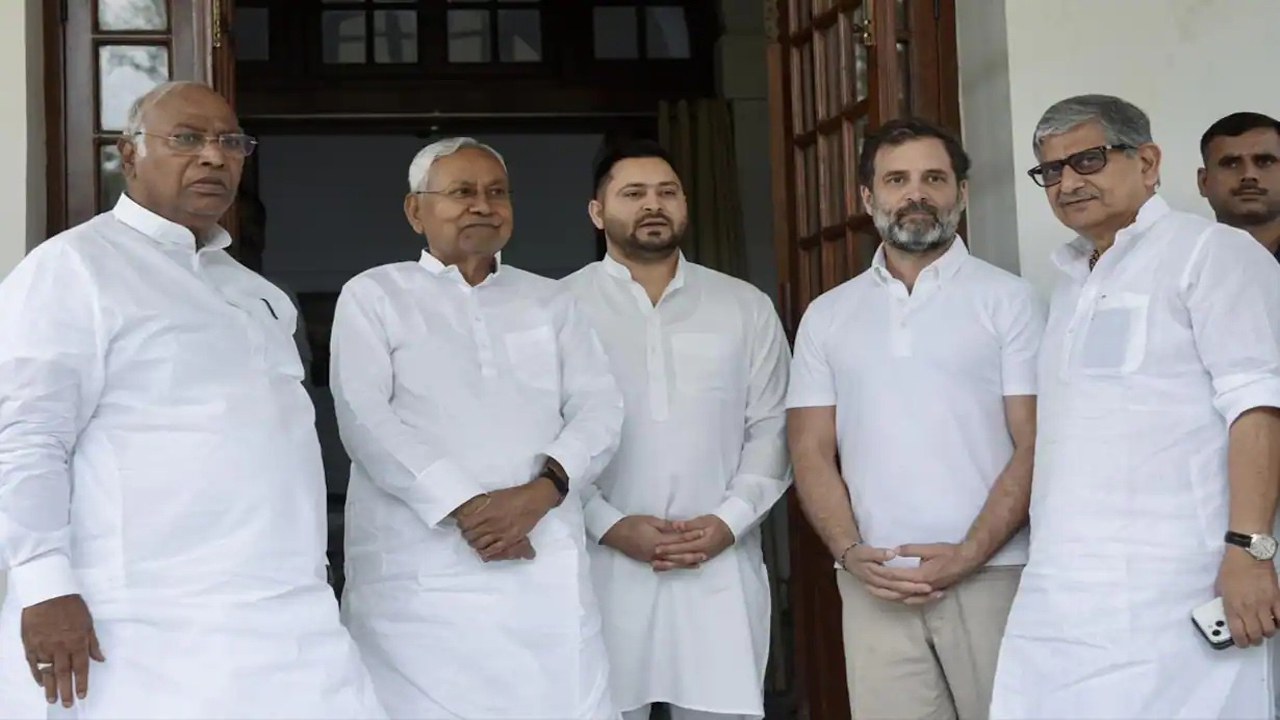 నితీష్ ఊసరవెల్లి నితీష్ ఊసరవెల్లి